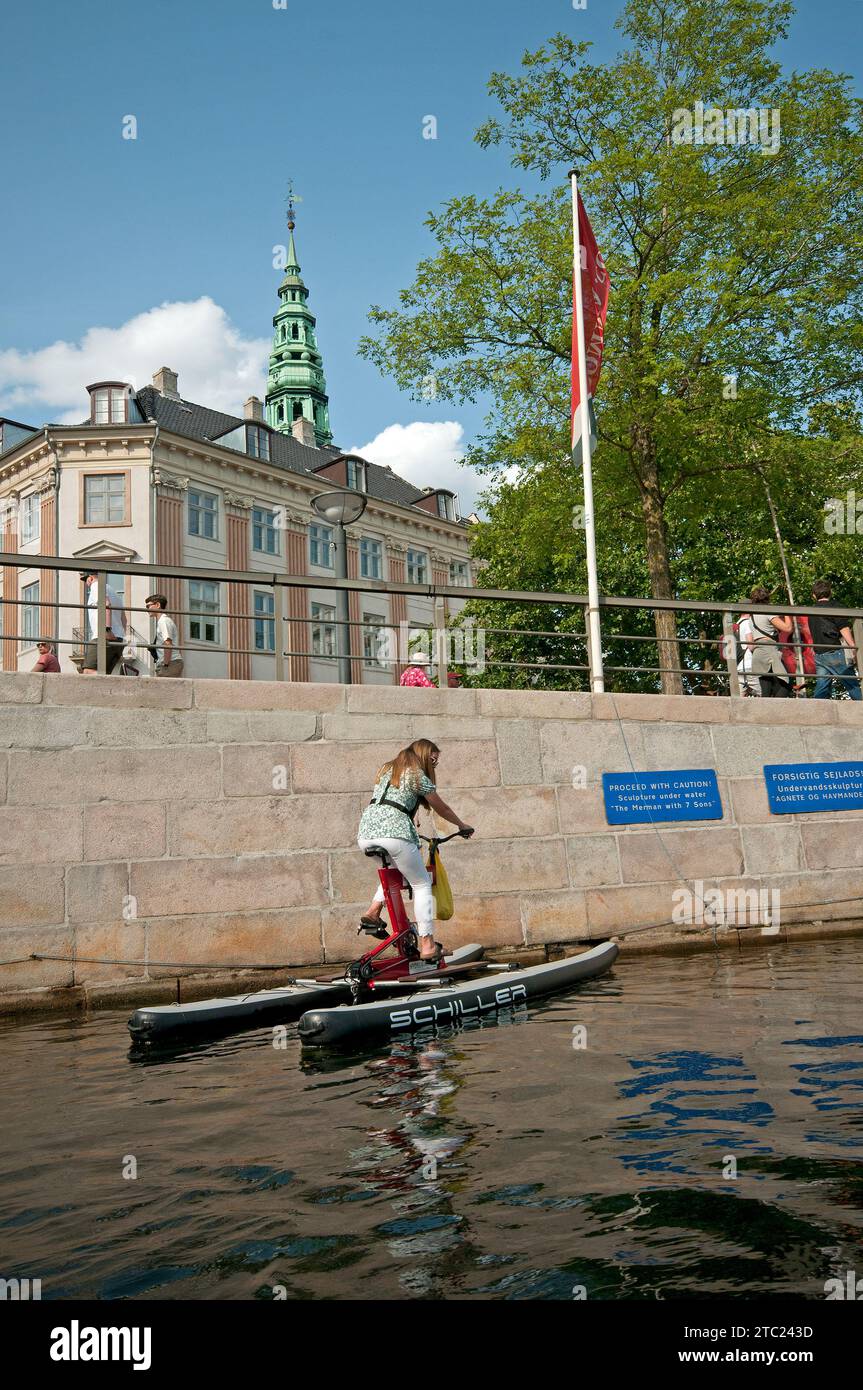 Donna in moto d'acqua in un canale, Copenhagen, Danimarca Foto Stock