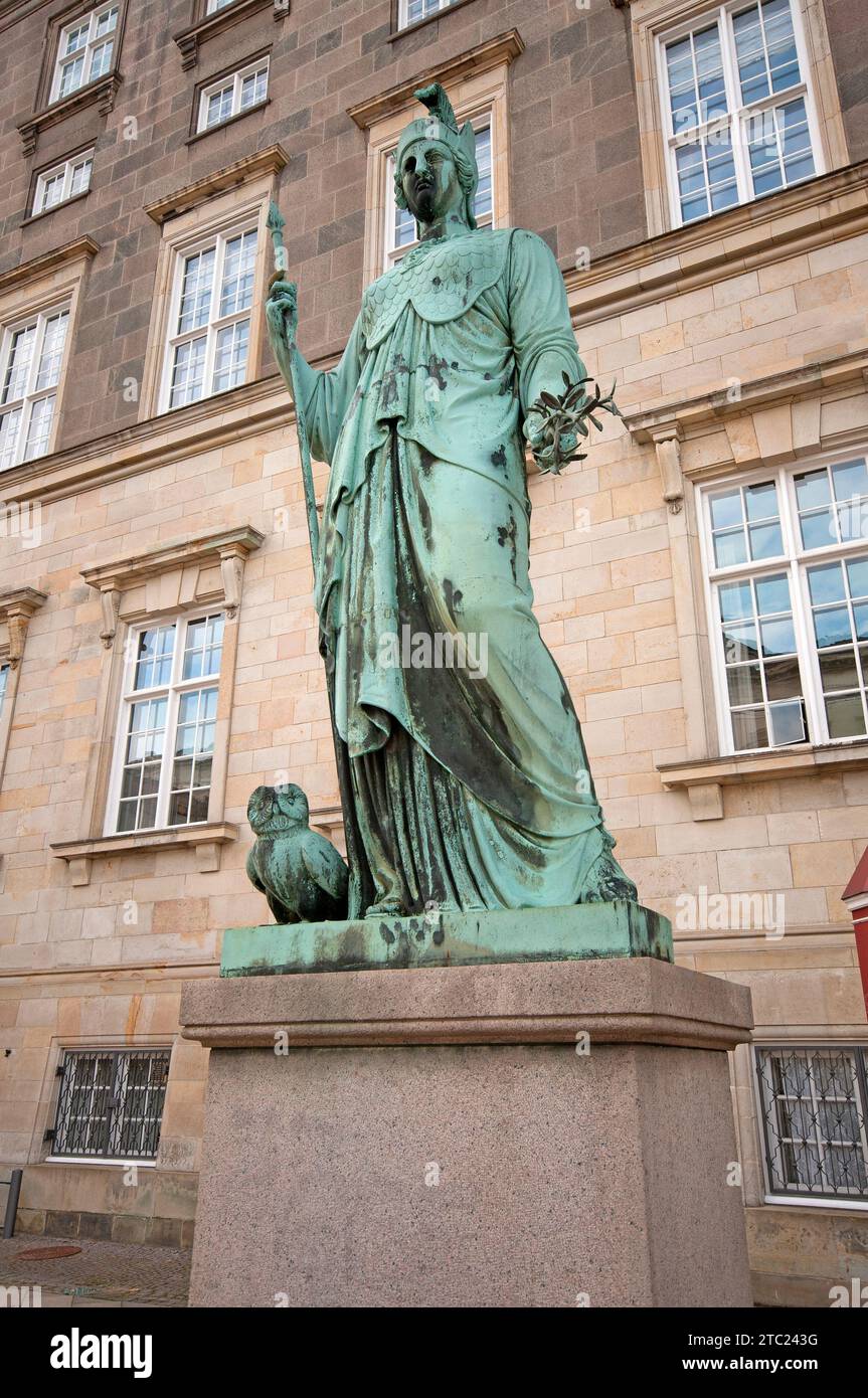 Statua della dea Minerva (dello scultore danese Herman Wilhelm Bissen, 1798-1868) nel cortile del palazzo di Christiansborg, Copenaghen, Danimarca Foto Stock