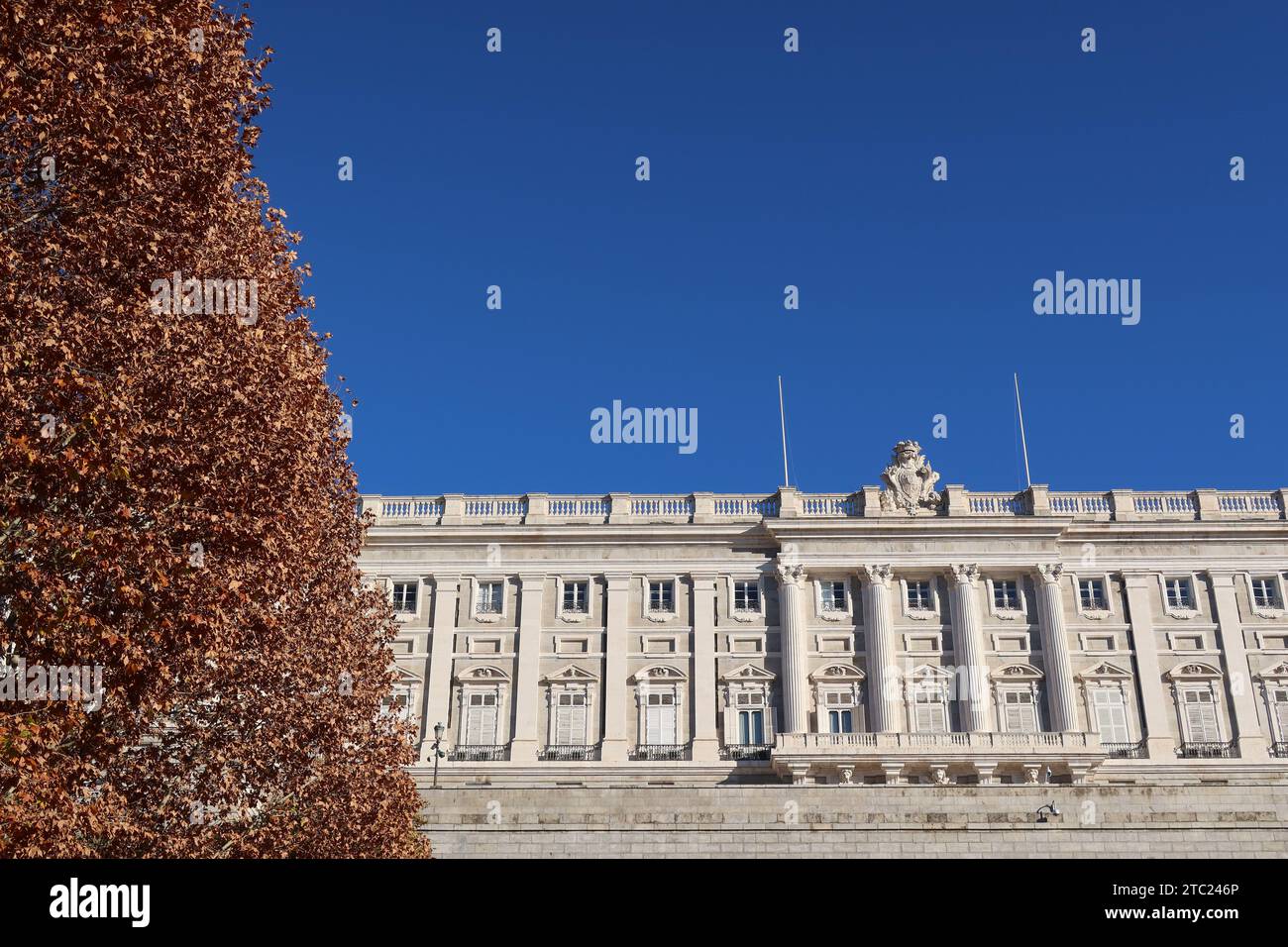 Il retro del Palacio Real di Madrid in una giornata senza nuvole in autunno Foto Stock