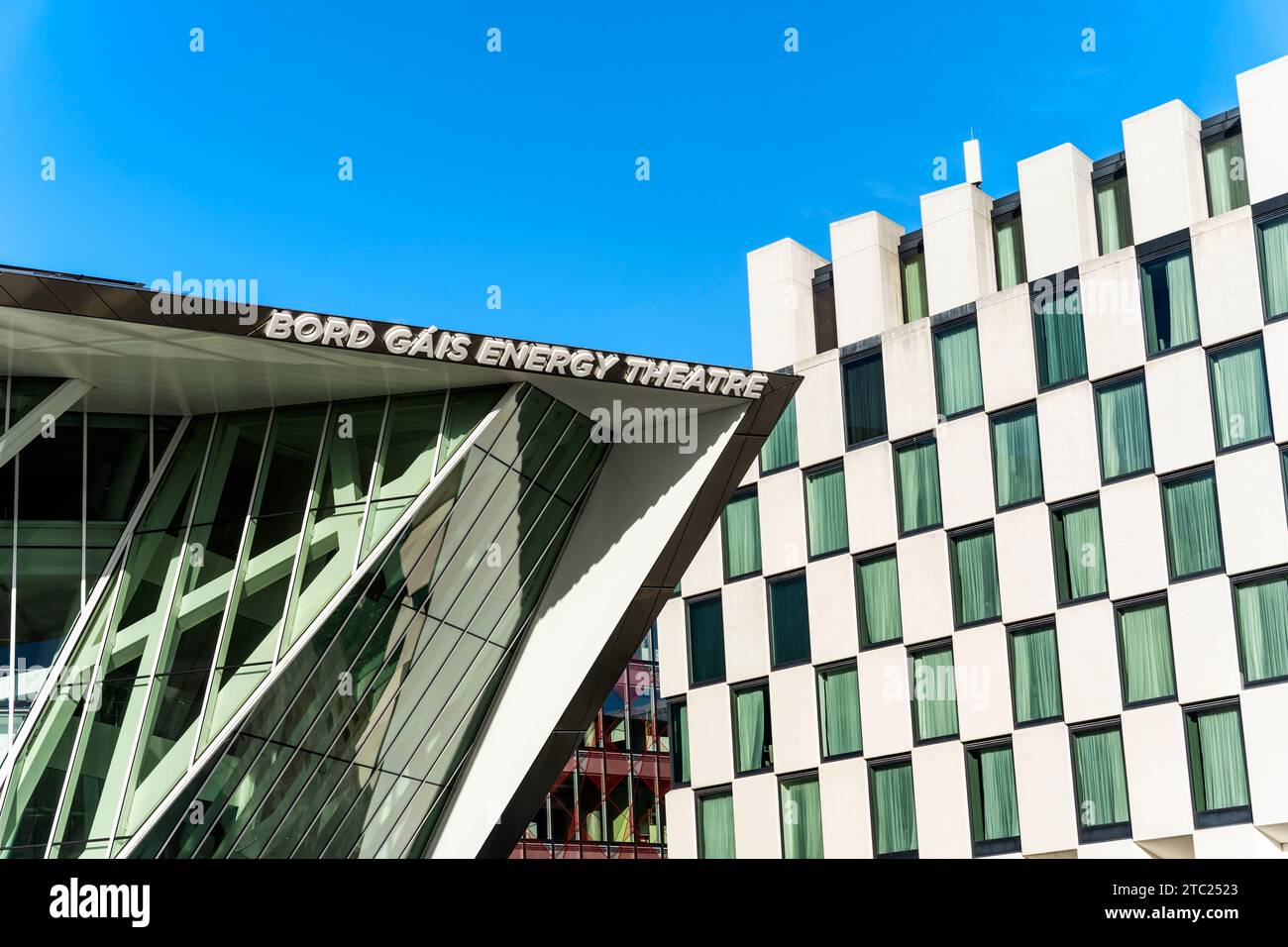 Dettaglio del Bord Gais Energy Theatre e del Marker Hotel in Grand Canal Square, nell'area di Southside, Docklands di Dublino, Irlanda. Foto Stock