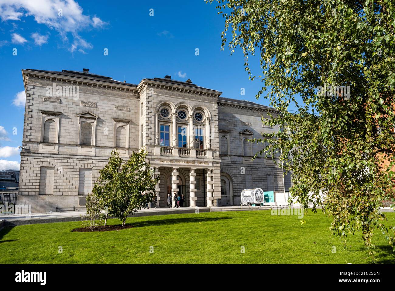 Facciata della National Gallery of Ireland, galleria d'arte con opere d'arte europee e irlandesi dall'epoca medievale a quella contemporanea, nel centro di Dublino, in Irlanda Foto Stock