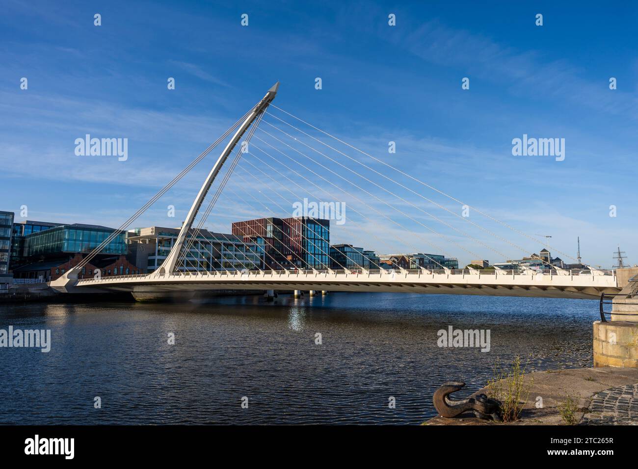 Samuel Beckett Bridge, un ponte sospeso a fune a Dublino, Irlanda, sul lato sud del fiume Liffey nell'area dei Docklands. Foto Stock