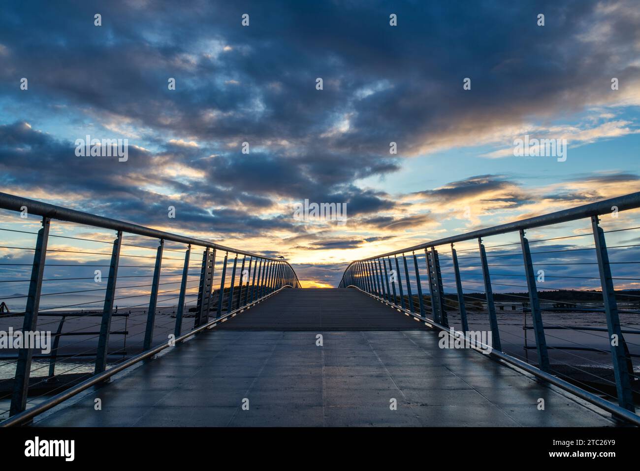Il ponte pedonale sulla spiaggia est all'alba. Lossiemouth, Morayshire, Scozia Foto Stock