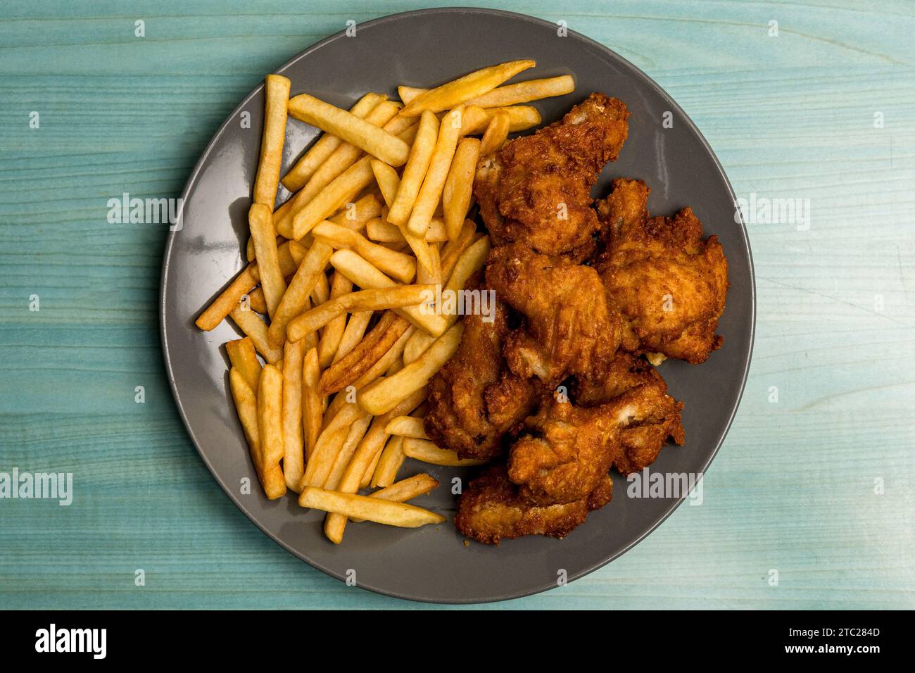 Ali di pollo fritte con patatine fritte Foto Stock