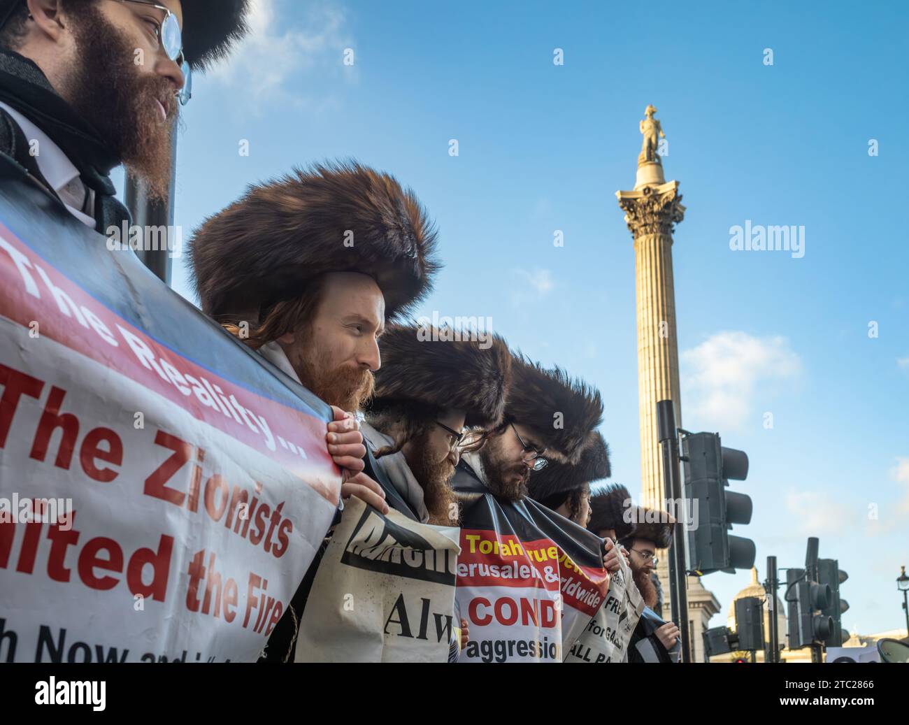 Londra, Regno Unito. 9 dicembre 2023: Uomini del gruppo ebraico anti-sionista Haredi Neturei Karta, o Guardiani della città, accanto alla colonna di Nelson in una protesta A. Foto Stock