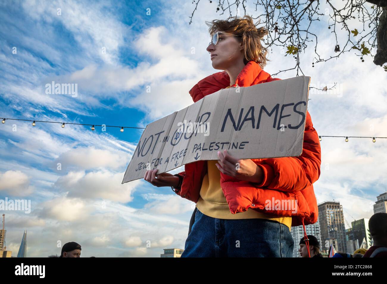 Londra, Regno Unito. 9 dicembre 2023: Una donna ebrea solitaria tiene un cartello con la scritta "non a nostro nome, ebreo per una Palestina libera” in una manifestazione di protesta pro-palestinese Foto Stock