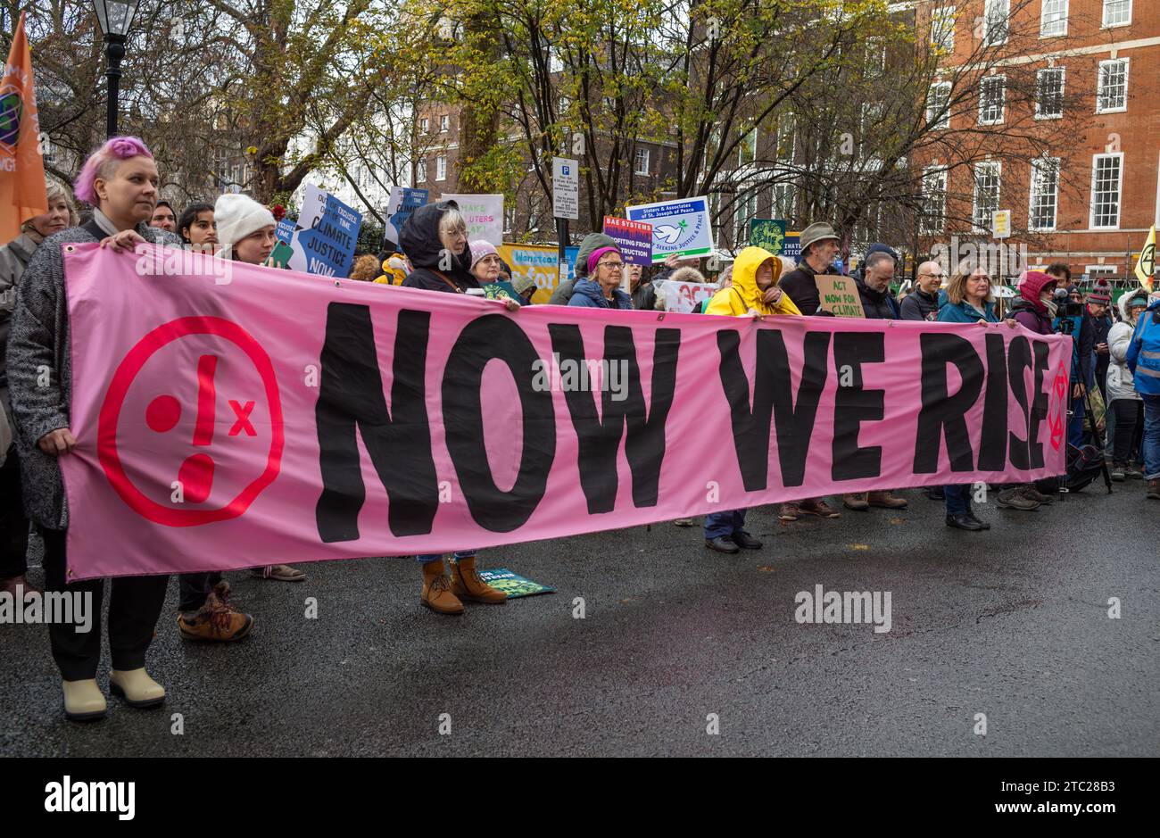 Londra, Regno Unito. 9 dicembre 2023: Gli attivisti della Coalizione per la giustizia climatica protestano fuori dalla sede centrale di Londra della BP al '#NowWeRise – Day of Action for Climate Jus Foto Stock
