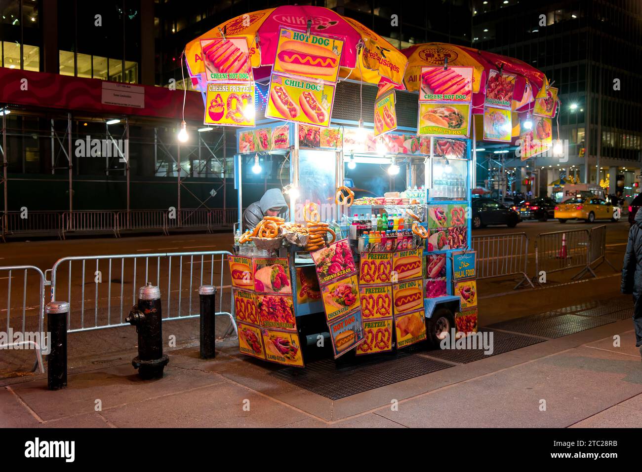 fai una sosta a un hot dog, un angle de rue dans manhattan un jour d'hiver et de grand froid, un hot dog in un angolo di strada di manhattan in un freddo inverno Foto Stock