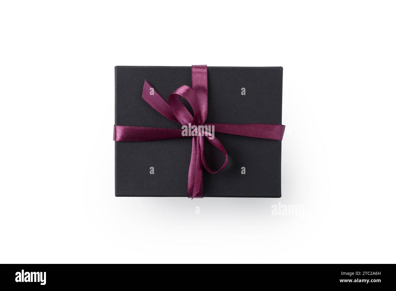 Vista dall'alto della confezione regalo nera con nastro viola isolato su sfondo bianco, direttamente sopra Foto Stock