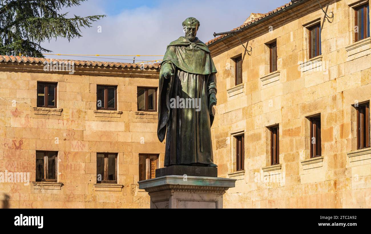 Salamanca, Spagna, 15 novembre 2023. Ingresso Plateresco dell'Università di Salamanca e statua di Fray Luis de Leon. Foto Stock