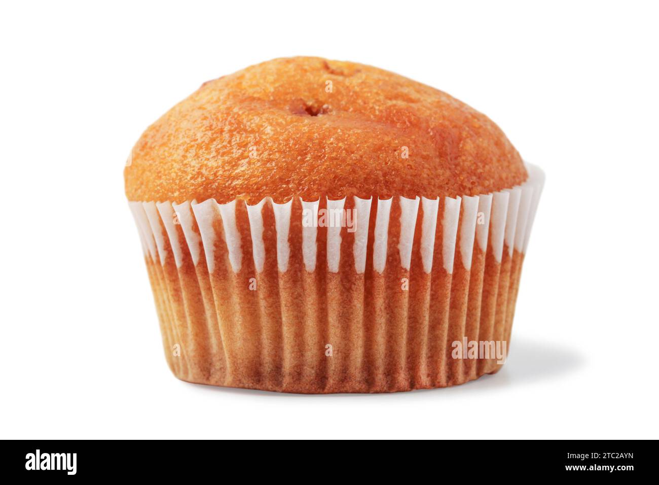 Muffin in imballaggi di carta isolati su sfondo bianco Foto Stock