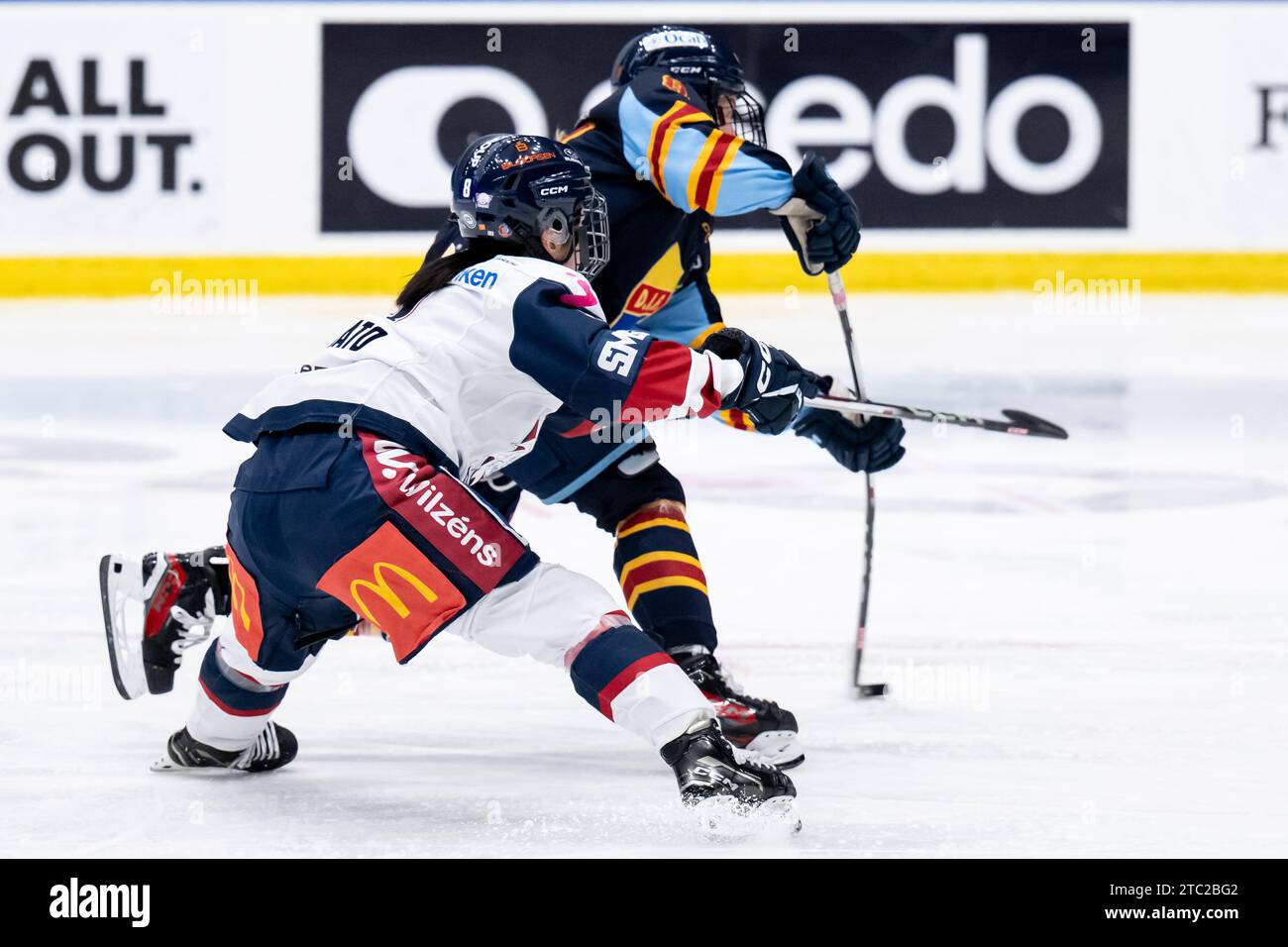 Stoccolma, Stoccolma, Svezia. 10 dicembre 2023. Linkoping 8 Tako Hitosato che combatte con Djurgarden 8 Emma Forsgren durante la partita in SDHL tra Djurgarden IF e Linkoping HC su Hovet il 10 dicembre a Stoccolma (Credit Image: © Johan Dali/ZUMA Press Wire) SOLO USO EDITORIALE! Non per USO commerciale! Crediti: ZUMA Press, Inc./Alamy Live News Foto Stock