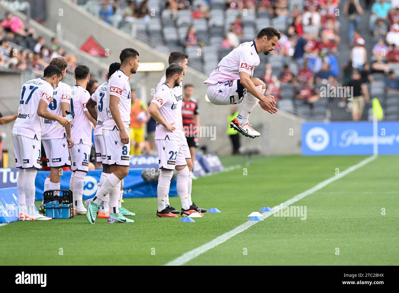 10 dicembre 2023; CommBank Stadium, Sydney, NSW, Australia: A-League Football, WESTERN Sydney Wanderers contro Melbourne Victory; Damien da Silva di Melbourne Victory si riscalda prima del calcio d'inizio Foto Stock