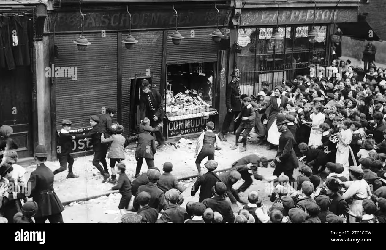 Rivolte ANTI-TEDESCHE in Crisp Street, Poplar, East London nel maggio 1915 Foto Stock