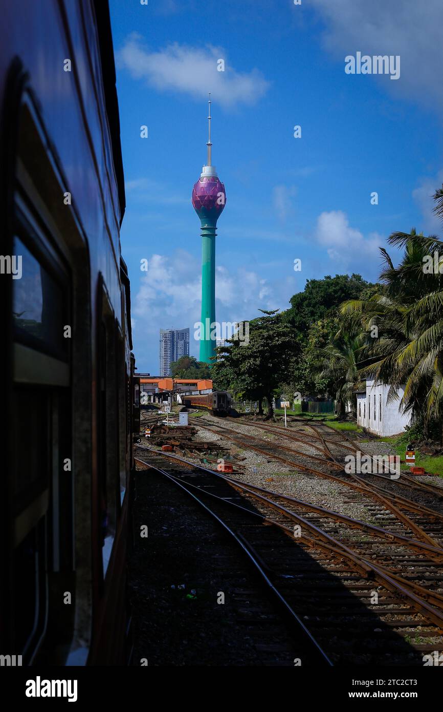 Una vista della bellezza della torre più grande dello Sri Lanka, la Lotus Tower, dalla stazione ferroviaria Vista completa Foto Stock