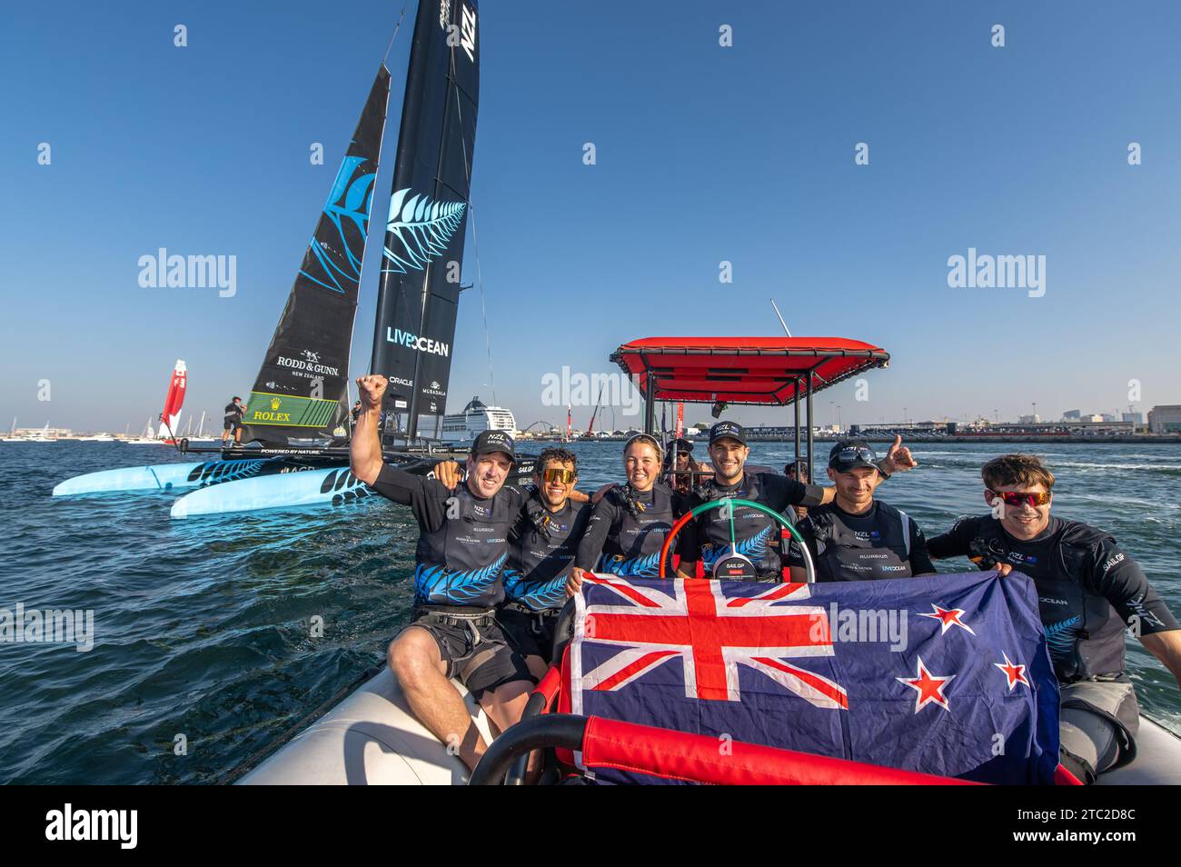 Immagine del handout datata 10-12-2023 fornita da SailGP del New Zealand SailGP Team che celebra a bordo della nuova Zelanda SailGP Team Chase boat dopo aver vinto l'Emirates Sail Grand Prix presentato da P&o Marinas a bordo del loro catamarano F50 a Dubai, Emirati Arabi Uniti. Data di emissione: Domenica 10 dicembre 2023. Guarda la storia di PA A Dubai. Il credito fotografico dovrebbe essere: Ricardo Pinto per SailGP/PA Wire. RESTRIZIONI: NOTA PER I REDATTORI: Questa foto di distribuzione può essere utilizzata solo a scopo di reportistica editoriale per l'illustrazione contemporanea di eventi, cose o persone nell'immagine o fatti menzionati in Foto Stock