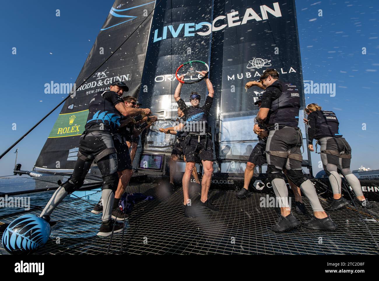 Immagine del handout datata 10-12-2023 fornita da SailGP del New Zealand SailGP Team che celebra a bordo della nuova Zelanda SailGP Team Chase boat dopo aver vinto l'Emirates Sail Grand Prix presentato da P&o Marinas a bordo del loro catamarano F50 a Dubai, Emirati Arabi Uniti. Data di emissione: Domenica 10 dicembre 2023. Guarda la storia di PA A Dubai. Il credito fotografico dovrebbe essere: Ricardo Pinto per SailGP/PA Wire. RESTRIZIONI: NOTA PER I REDATTORI: Questa foto di distribuzione può essere utilizzata solo a scopo di reportistica editoriale per l'illustrazione contemporanea di eventi, cose o persone nell'immagine o fatti menzionati in Foto Stock