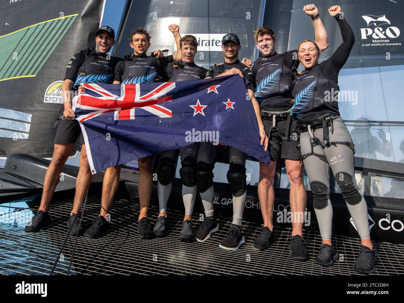 Immagine del handout datata 10-12-2023 fornita da SailGP del New Zealand SailGP Team che celebra a bordo della nuova Zelanda SailGP Team Chase boat dopo aver vinto l'Emirates Sail Grand Prix presentato da P&o Marinas a bordo del loro catamarano F50 a Dubai, Emirati Arabi Uniti. Data di emissione: Domenica 10 dicembre 2023. Guarda la storia di PA A Dubai. Il credito fotografico dovrebbe essere: Ricardo Pinto per SailGP/PA Wire. RESTRIZIONI: NOTA PER I REDATTORI: Questa foto di distribuzione può essere utilizzata solo a scopo di reportistica editoriale per l'illustrazione contemporanea di eventi, cose o persone nell'immagine o fatti menzionati in Foto Stock