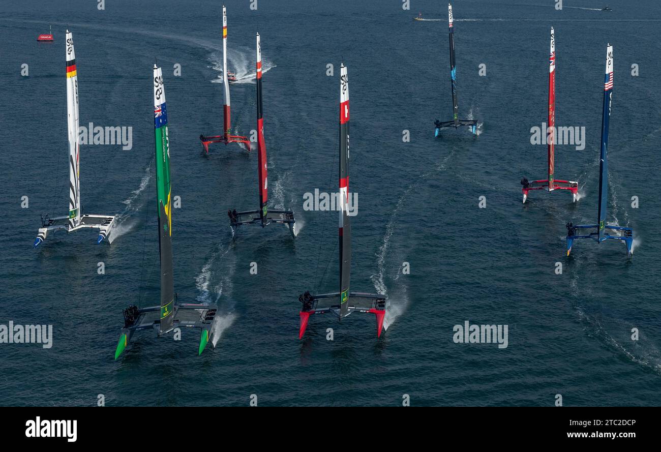 Immagine del handout datata 09-12-2023 fornita da SailGP della flotta in azione nel Race Day 1 dell'Emirates Sail Grand Prix presentato da P&o Marinas a Dubai, Emirati Arabi Uniti. Data di emissione: Domenica 10 dicembre 2023. Guarda la storia di PA A Dubai. Il credito fotografico dovrebbe essere: Felix Diemer per SailGP/PA Wire. RESTRIZIONI: NOTA PER I REDATTORI: Questa foto della dispensa può essere utilizzata solo a scopo di reportistica editoriale per l'illustrazione contemporanea di eventi, cose o persone nell'immagine o fatti menzionati nella didascalia. Il riutilizzo dell'immagine potrebbe richiedere un'ulteriore autorizzazione da parte del titolare del copyright. Foto Stock
