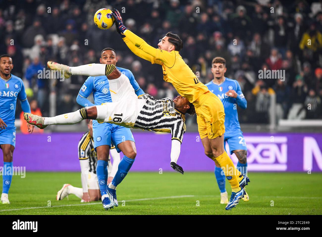 Weston McKennie (Juventus), Alex Meret (SSC Napoli) durante la partita di serie A tra Juventus FC e SSC Napoli allo stadio Allianz, il 9 Dece Foto Stock