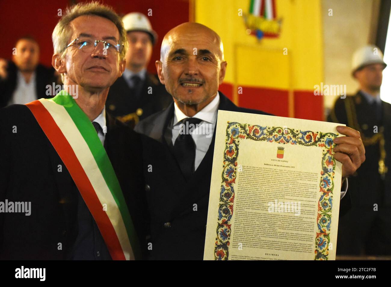 Luciano Spalletti, ex allenatore di calcio del Napoli, ha ricevuto la cittadinanza onoraria da Gaetano Manfredi sindaco di Napoli Foto Stock