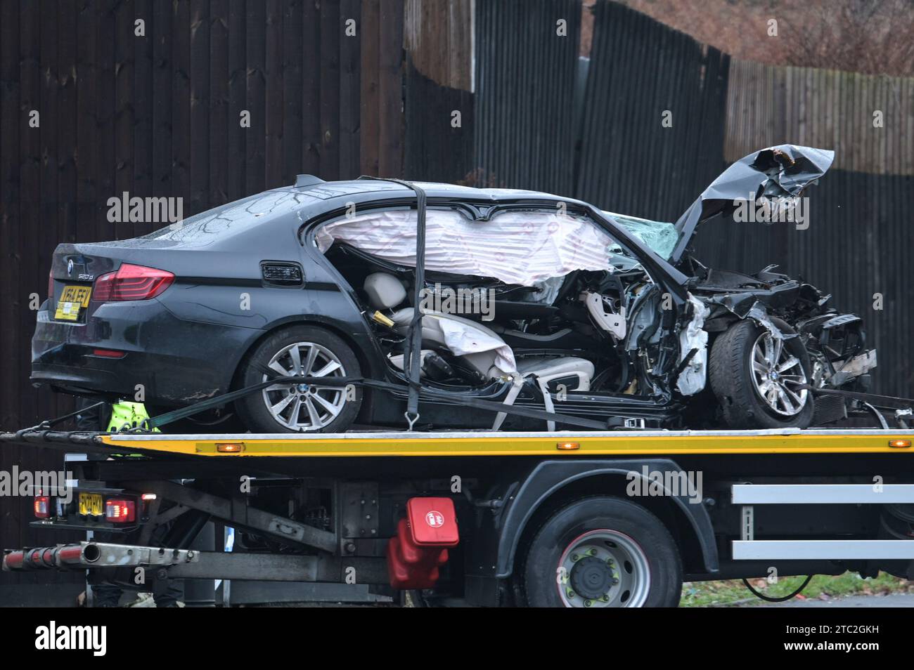 Highgate Road, Birmingham 10 dicembre 2023 - immagini devastanti mostrano i naufragi di due auto coinvolte in una collisione mortale in cui una donna di 20 anni è morta dopo che la BMW che guidava era in collisione con un taxi nella zona di Sparkbrook di Birmingham poco prima delle 2 di domenica mattina. La polizia e i vigili del fuoco erano ancora sulla scena a mezzogiorno per indagare. Un grande schermo blu copriva l'incidente su un lato sotto un ponte ferroviario e due veicoli antincendio del supporto tecnico bloccavano l'altro lato. Credito: Stop Press Media/Alamy Live News Foto Stock