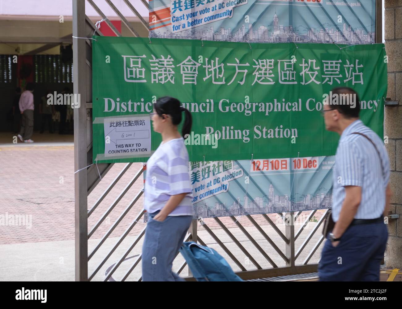 Hong Kong, Cina. 10 dicembre 2023. People Arrival at a District Council Geographical constituency polling station a Hong Kong, nel sud della Cina, 10 dicembre 2023. Il voto per la settima elezione ordinaria del Consiglio distrettuale della regione amministrativa speciale di Hong Kong (HKSAR) è iniziato domenica, con 399 candidati in corsa per 176 seggi nel collegio dei comitati distrettuali (DCC) e 88 seggi nel collegio geografico del Consiglio distrettuale (DCGC). Questa è la prima elezione del Consiglio distrettuale da quando l'HKSAR ha riformato il sistema elettorale per migliorare la governance distrettuale. (Xinhua/Wang Shen) Foto Stock