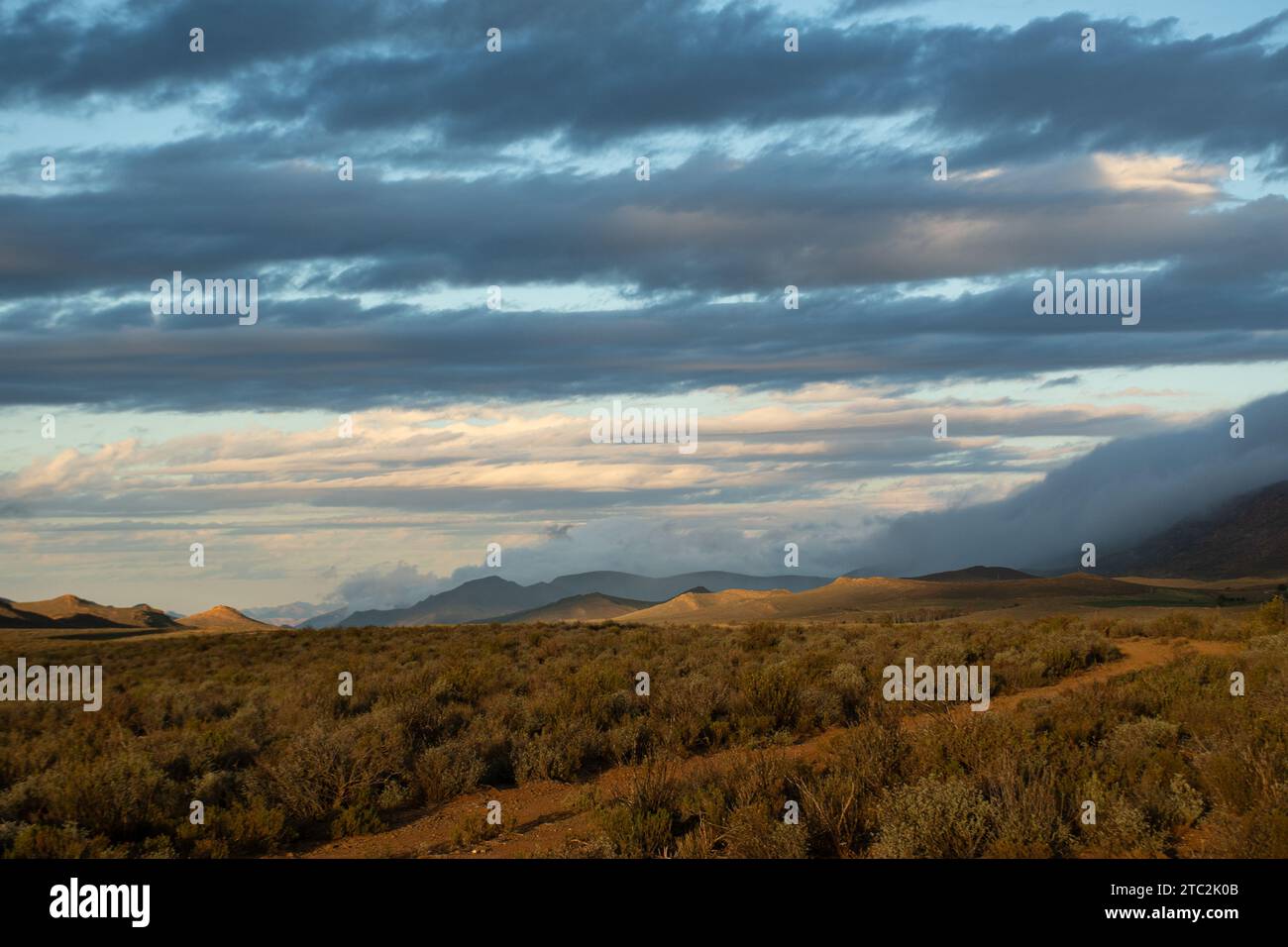 Strade sterrate nella fattoria Sandrivier chiamata Seweweeks Poort. Area di Karoo nel Capo Occidentale Sudafrica, aprile 2023 Foto Stock