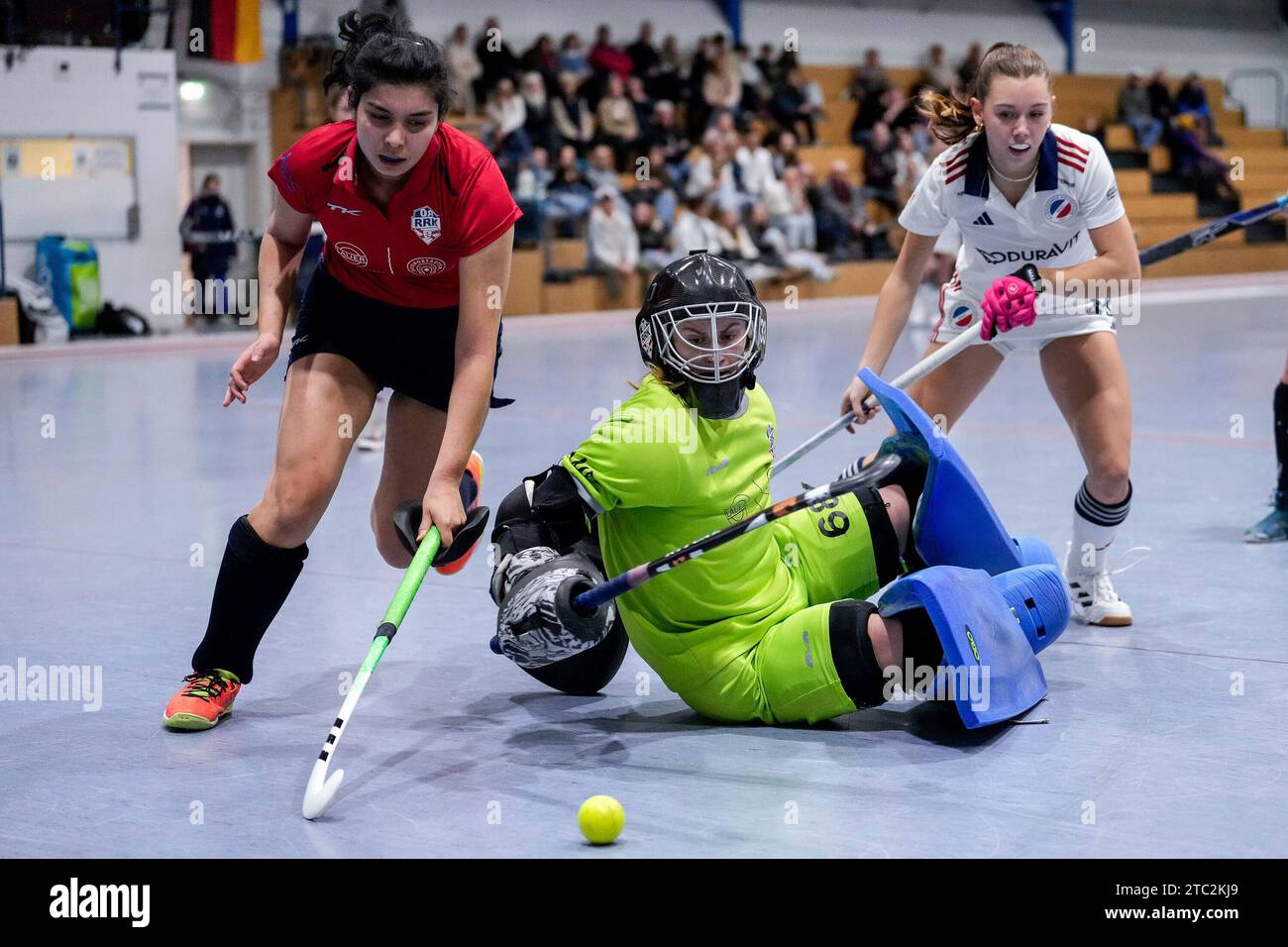 Mannheim, Deutschland. 10 dicembre 2023. v.li.: Mara-Patricia Bentscheck (RRK, 6), Sonja Dern (Torwart, Torhüterin, RRK, 68), Charlotte Hendrix (MHC, 48), Zweikampf, Spielszene, Duell, Duel, tackle, tackle, Dynamik, Action, Aktion, 10.12.2023, Mannheim (Deutschland), Hallenhockey, 1) Bundesliga Süd, Damen, Mannheimer HC - Rüsselsheimer RK/dpa/Alamy Live News Foto Stock