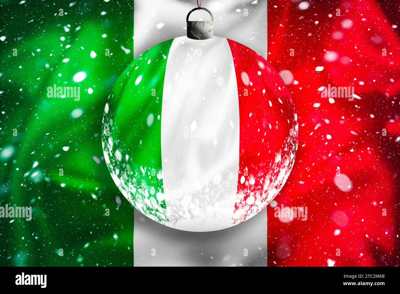 Bandiera italiana vista sulla neve attraverso la sfera di Natale in vetro, illustrazione della stagione natalizia, Roma, Italia Foto Stock