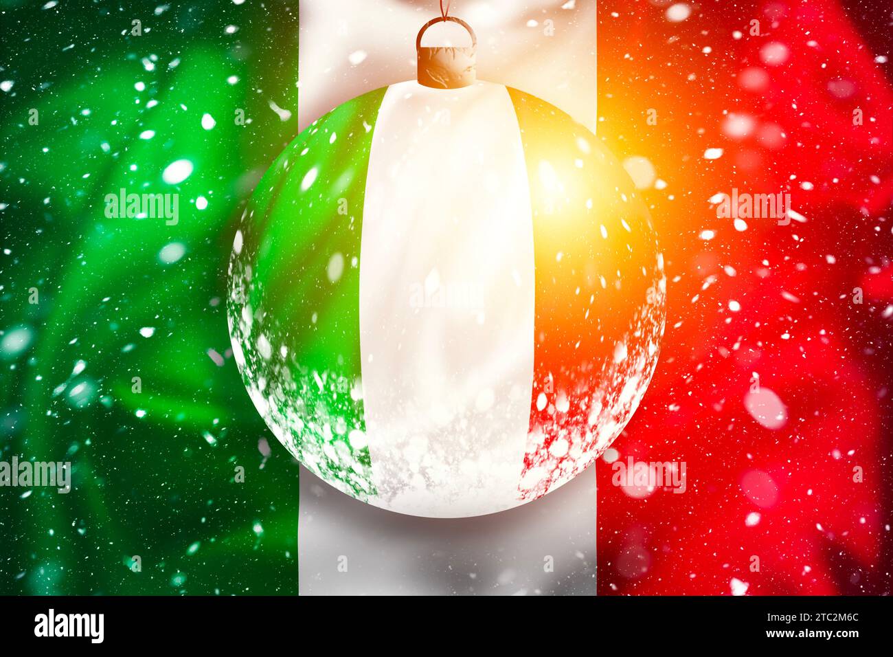 Bandiera italiana vista sulla neve attraverso il pallone di Natale in vetro con effetto luce, illustrazione della stagione natalizia, Roma, Italia Foto Stock