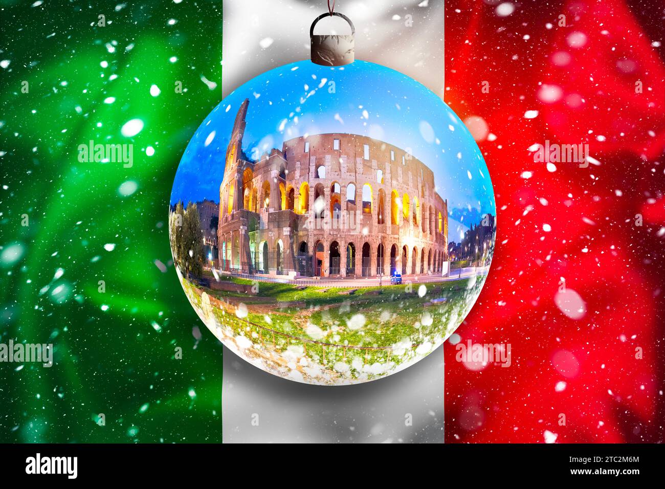 Il Colosseo di Roma sulla bandiera dell'Italia, vista sulla neve attraverso il ballo di Natale in vetro, illustrazione della stagione natalizia, Roma, Italia Foto Stock