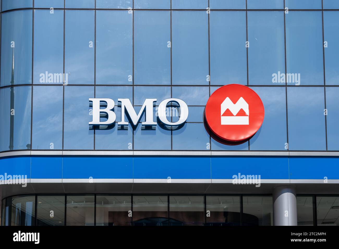 Insegna con il logo BMO sull'edificio della BMO Tower di Milwaukee, Wisconsin, Stati Uniti. Foto Stock