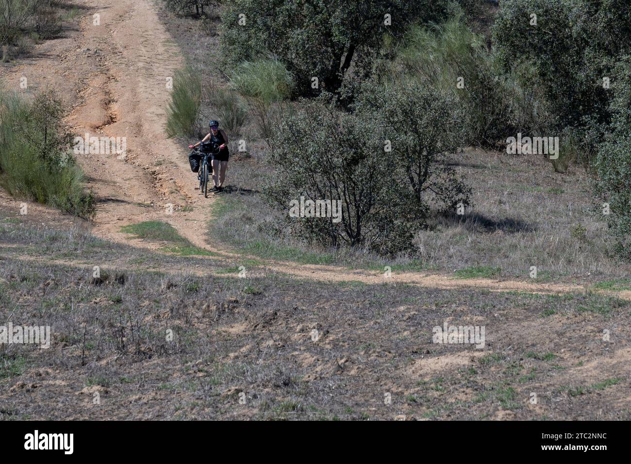 Cicloturistica femminile nella natura selvaggia dell'Alentejo, Portogallo rilascio modello disponibile Foto Stock