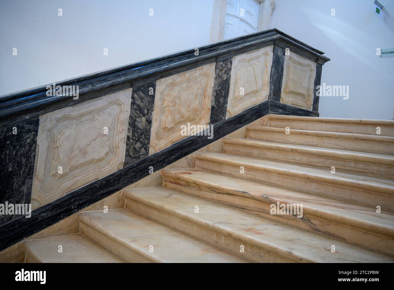 Scala in marmo all'interno del museo delle figure in argilla, Estremoz Alentejo, Portogallo Foto Stock