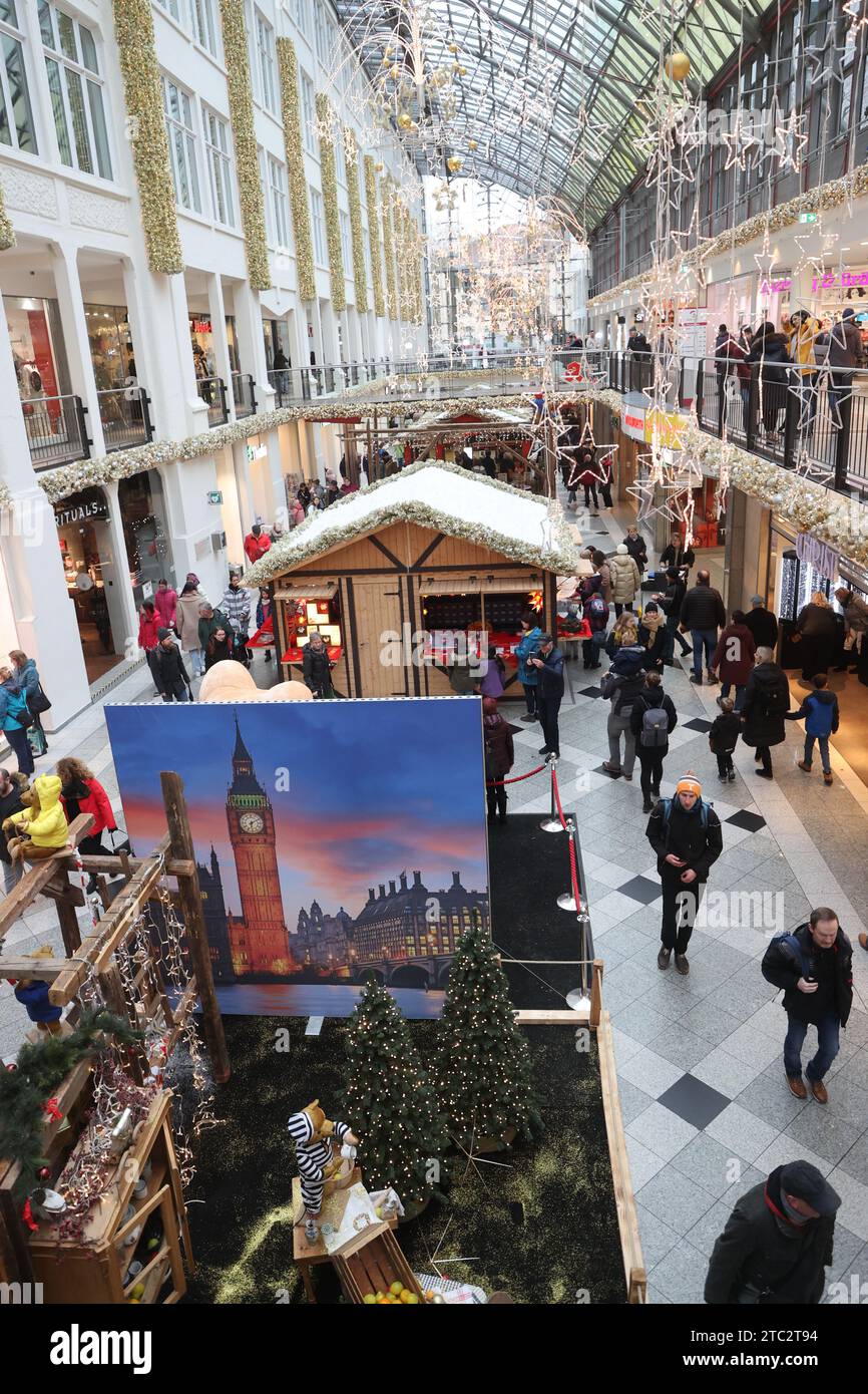 Jena, Germania. 10 dicembre 2023. I visitatori camminano attraverso il centro commerciale "Goethe Galerie" nel centro della città. Numerose persone approfittano dell'opportunità di fare shopping la seconda domenica dell'Avvento. Credito: Bodo Schackow/dpa/Alamy Live News Foto Stock
