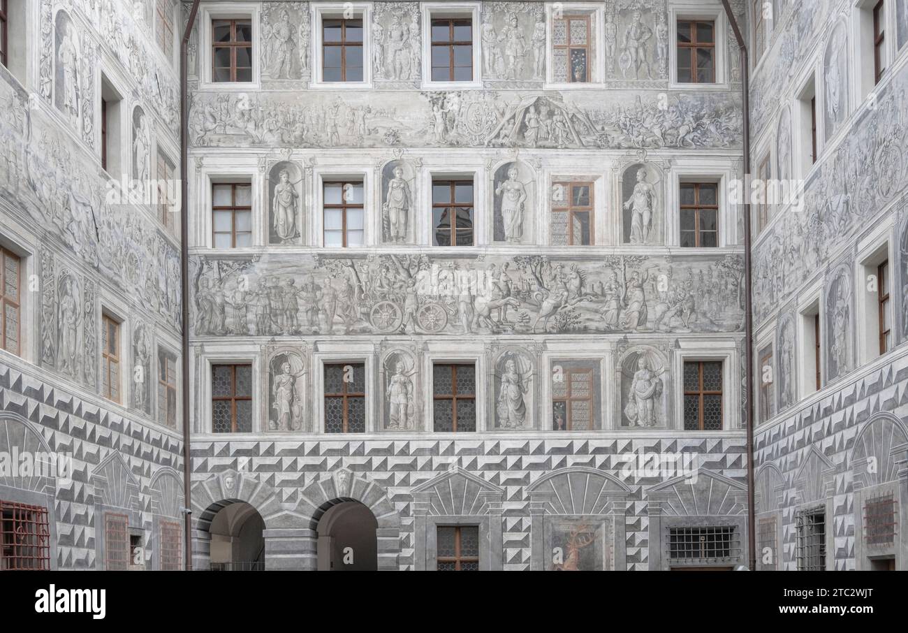 Austria, Innsbruck, Schloss Ambras che è un castello rinascimentale del XVI secolo, il Vecchio Castello, Grisaille o affresco in rilievo grigio sulle pareti del cortile interno che rappresentano virtù principesche e muse, eroi femminili e maschili e diversi atti eroici cercarono di mostrare la regalità come esemplare. Foto Stock