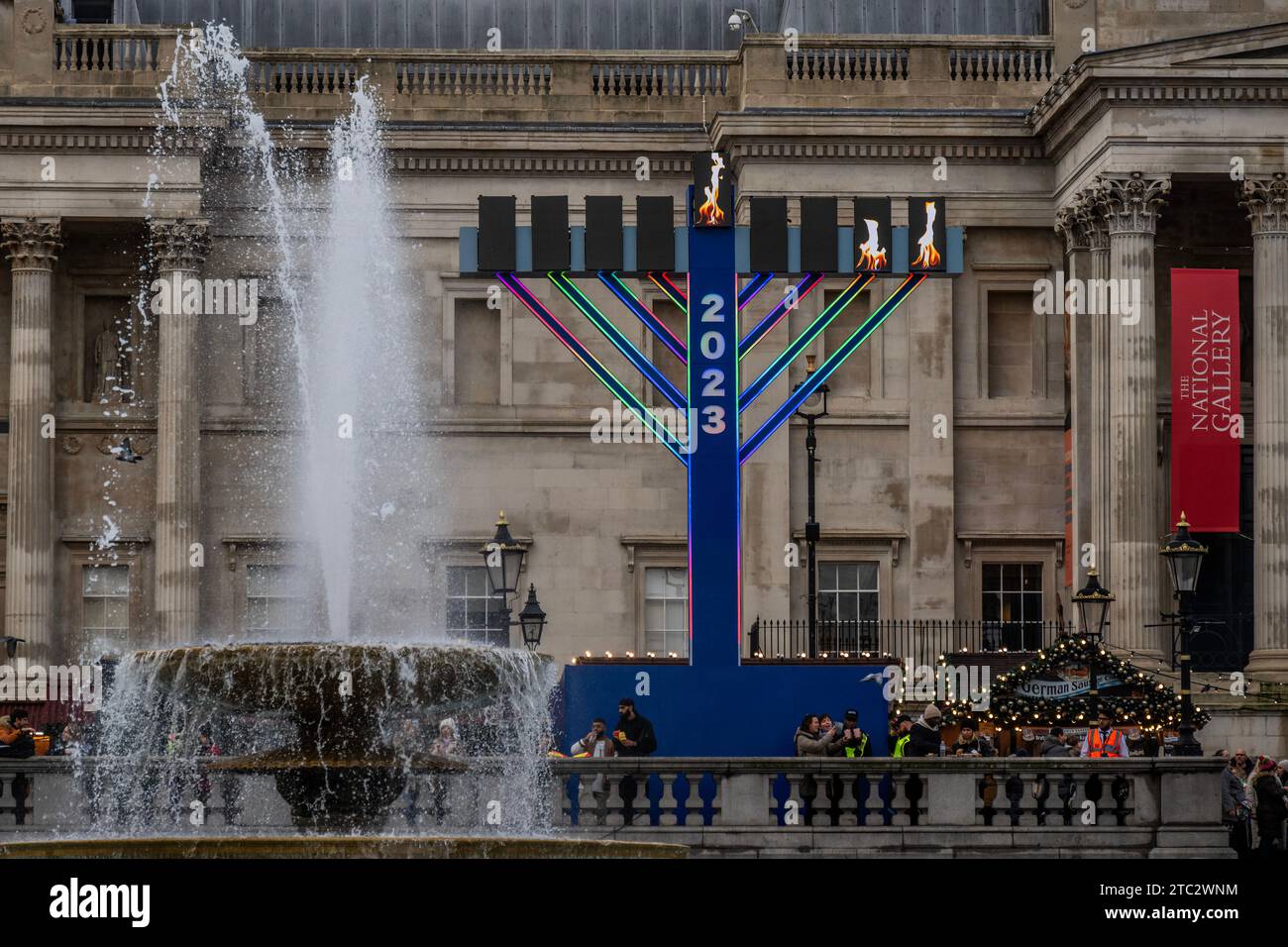 Londra, Regno Unito. 9 dicembre 2023. La menorah gigante illuminata per Chanukah (Hanukkah), il festival ebraico delle luci, in Trafalgar Square. La menorah è in mostra da giovedì 7 dicembre a giovedì 14 dicembre, con una delle luci accese alle 16:00 ogni giorno e alle 17:15 il sabato. Sostenuto dal sindaco di Londra. Natale a Trafalgar Square. Crediti: Guy Bell/Alamy Live News Foto Stock