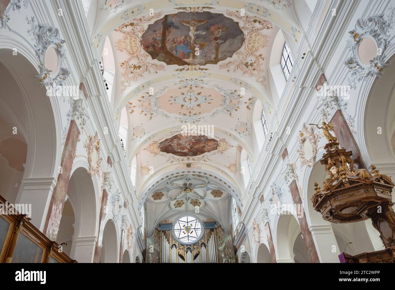 Germania, Baviera, Augusta, chiesa di Sant'Anna, soffitto della chiesa di Fugger decorato con stucchi barocchi e rococò e affreschi di Johann Georg Bergmüller. Foto Stock