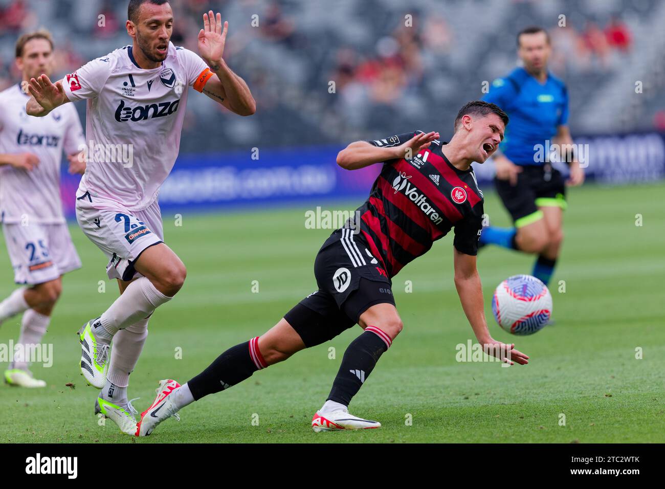 Sydney, Australia. 10 dicembre 2023. Roderick Miranda di Melbourne Victory gareggia per il ballo con Marcus Antonsson dei Wanderers durante la A-League Men RD7 tra i Wanderers e Melbourne Victory al CommBank Stadium il 10 dicembre 2023 a Sydney, Australia Credit: IOIO IMAGES/Alamy Live News Foto Stock