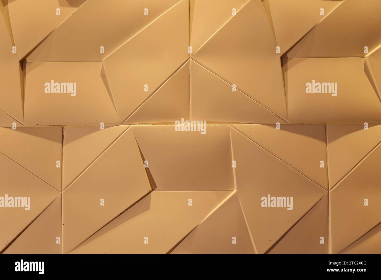 texture murale con mattoni di cemento, sfondo astratto con tonalità calde ed effetti di luce e ombra Foto Stock