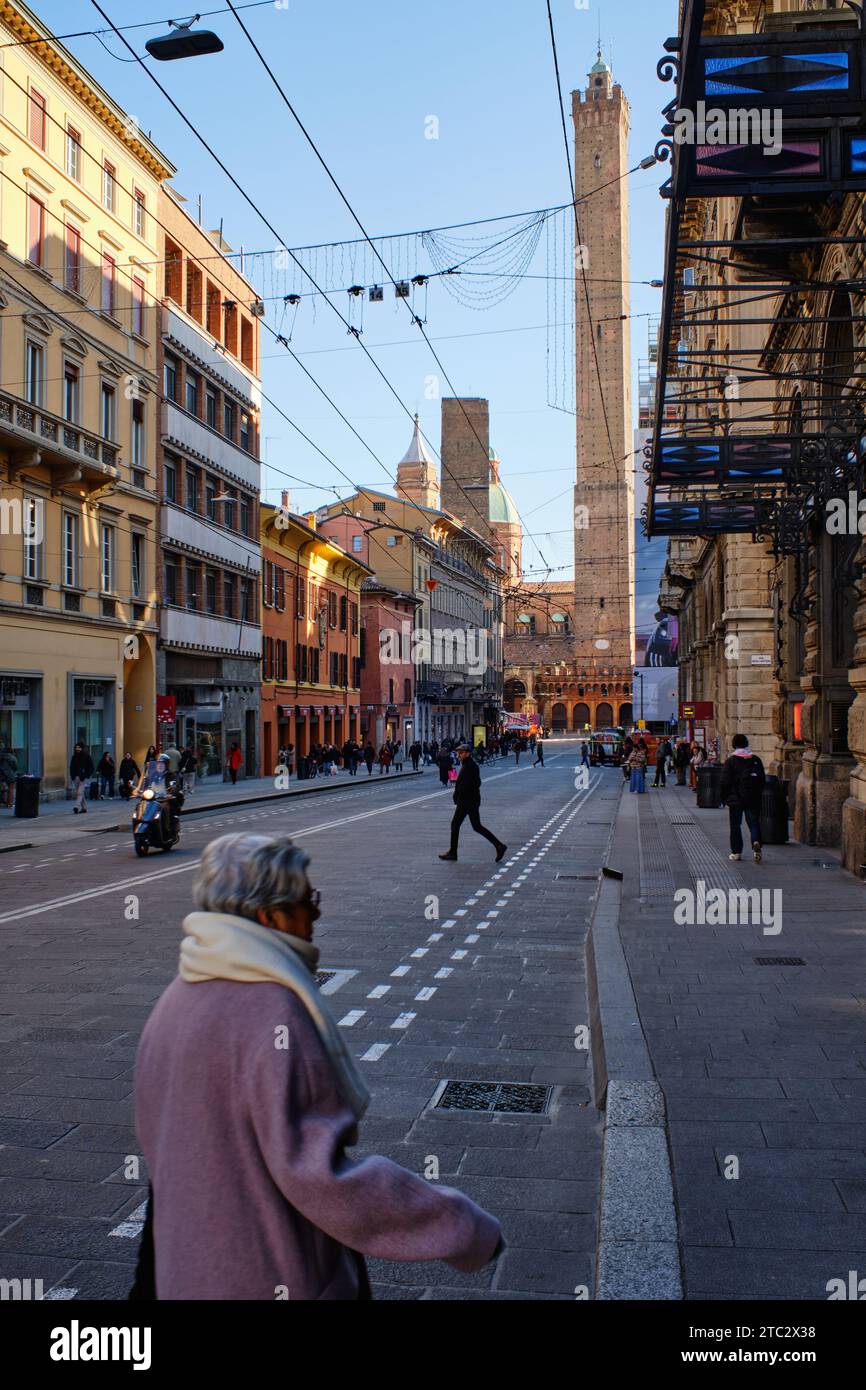 Bologna, Italia - 24 novembre 2023: Città medievale, capitale dell'Emilia Romagna, Italia Foto Stock