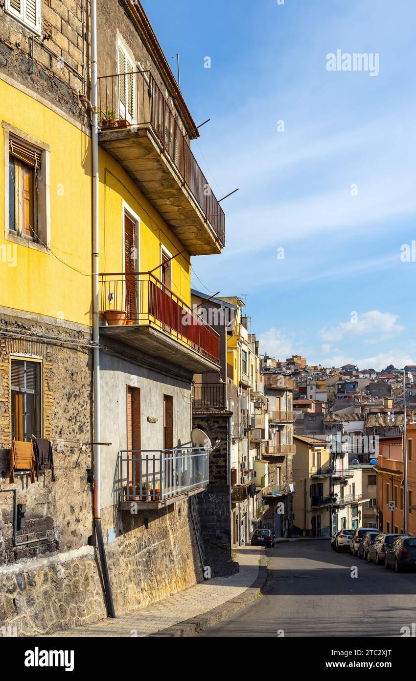 Bronte, Sicilia, Italia - 17 febbraio 2023: Paesaggio urbano in via Madonna del riparo, città di Bronte, sulla valle del fiume Simeto, sul versante del vulcano Etna Foto Stock