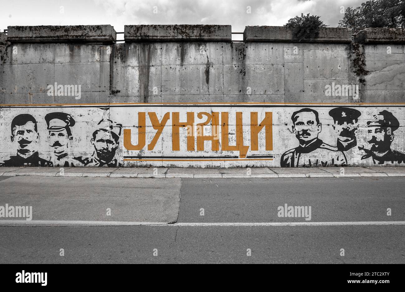 Cetinje Wall art, Montenegro: Famosi montenegrini Marko Vučeraković, Đuro Drašković, Savo Raspopović, Krsto Popović, Ilija Damjanović, Radomir Vešović Foto Stock