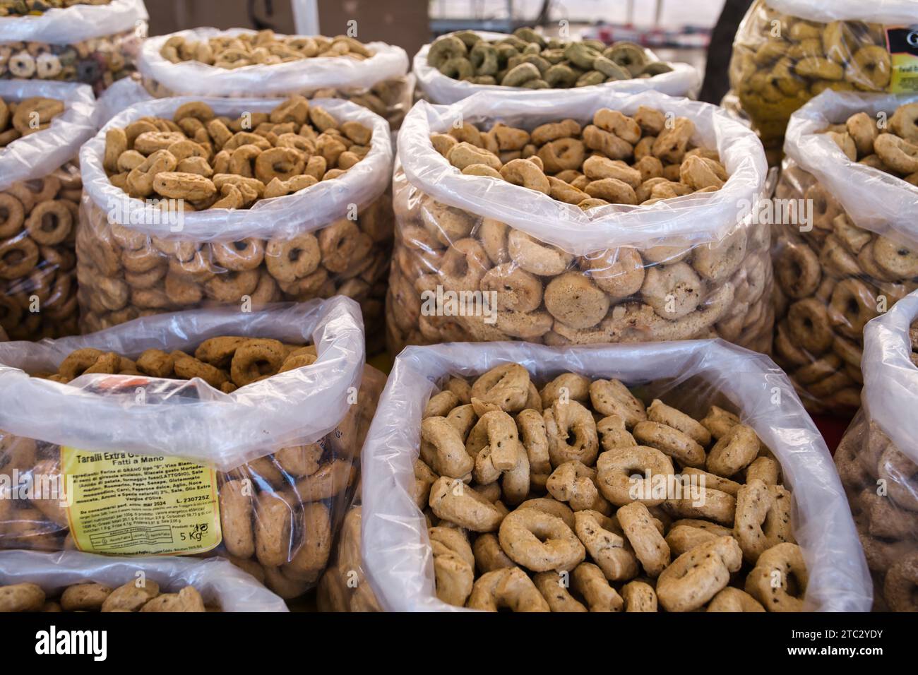 Primo piano di taralli su una bancarella a Polignano a mare Foto Stock