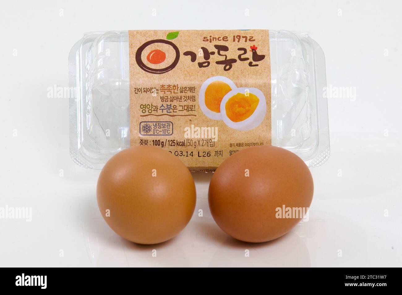 Confezionato in modo ordinato, un paio di uova pronte da un minimarket in Corea del Sud, a simboleggiare un nutrimento semplice ma soddisfacente. Foto Stock