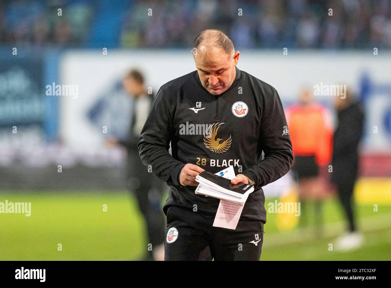 Rostock, Deutschland 10. Dicembre 2023: 2. BL - 2023/2024 - FC Hansa Rostock vs. FC Schalke 04 IM Bild: Co-Trainer Dimitrios Moutas (Hansa Rostock) Muss mit Rot, rot Karte, Platzverweis vom Platz /// le normative DFL vietano qualsiasi uso di fotografie come sequenze di immagini e/o quasi-video. /// Foto Stock