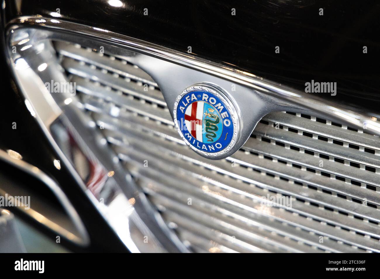 Primo piano del logo sulla parte anteriore di un'Alfa Romeo 2600 Sprint Zagato 1965 italiana, Autoworld, Bruxelles, Belgio Foto Stock