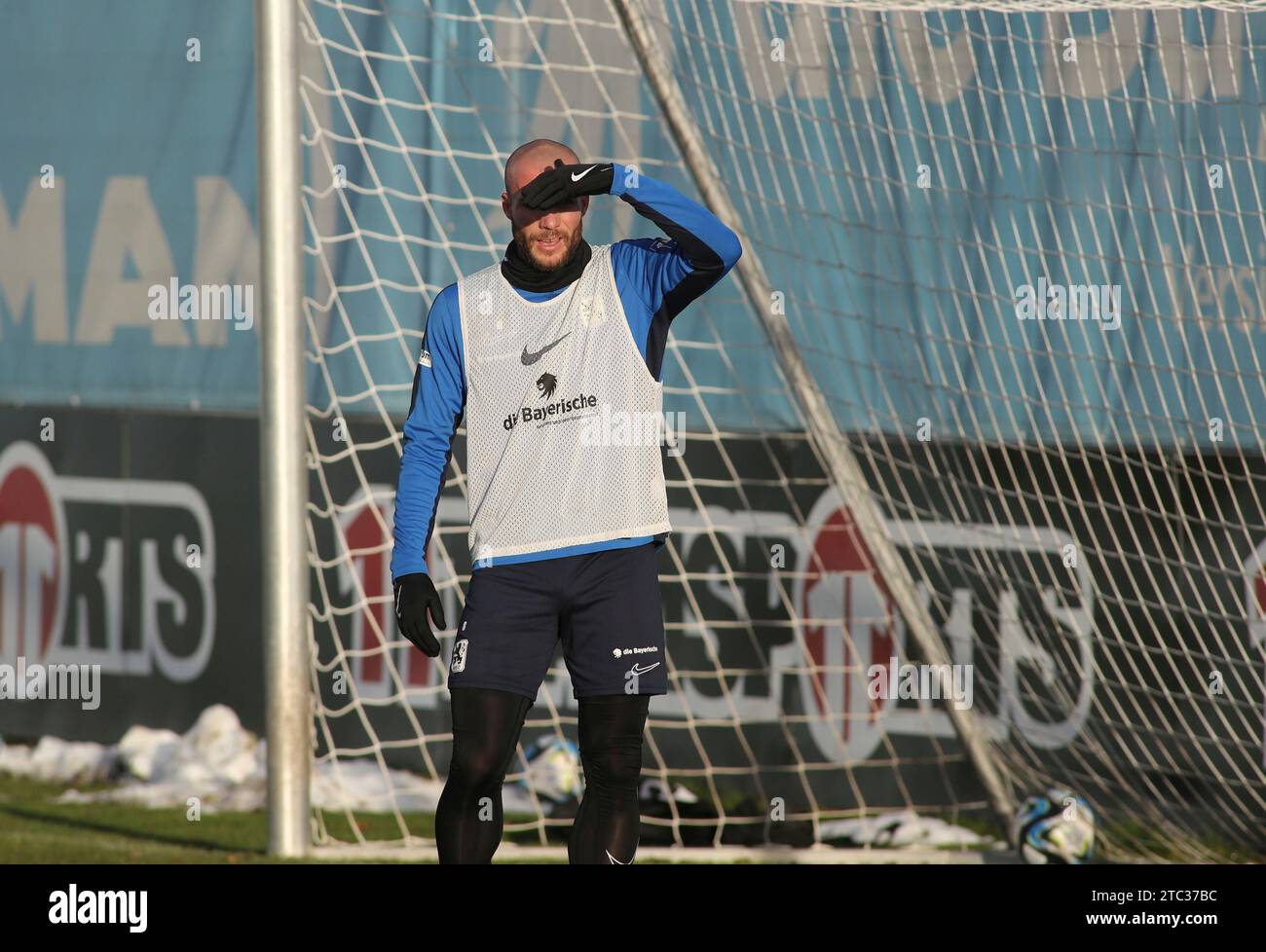 München, Deutschland 09. Dicembre 2023: Fussball, Herren, 3.Liga, Saison 2023/2024, TSV 1860 München, training, internes Testspiel, Grünwalder Strasse 114 Manfred Starke (TSV 1860 München) mit der hand vorm Gesicht, schauen, suchen, Sonnen blendet, ausschau halten Foto Stock