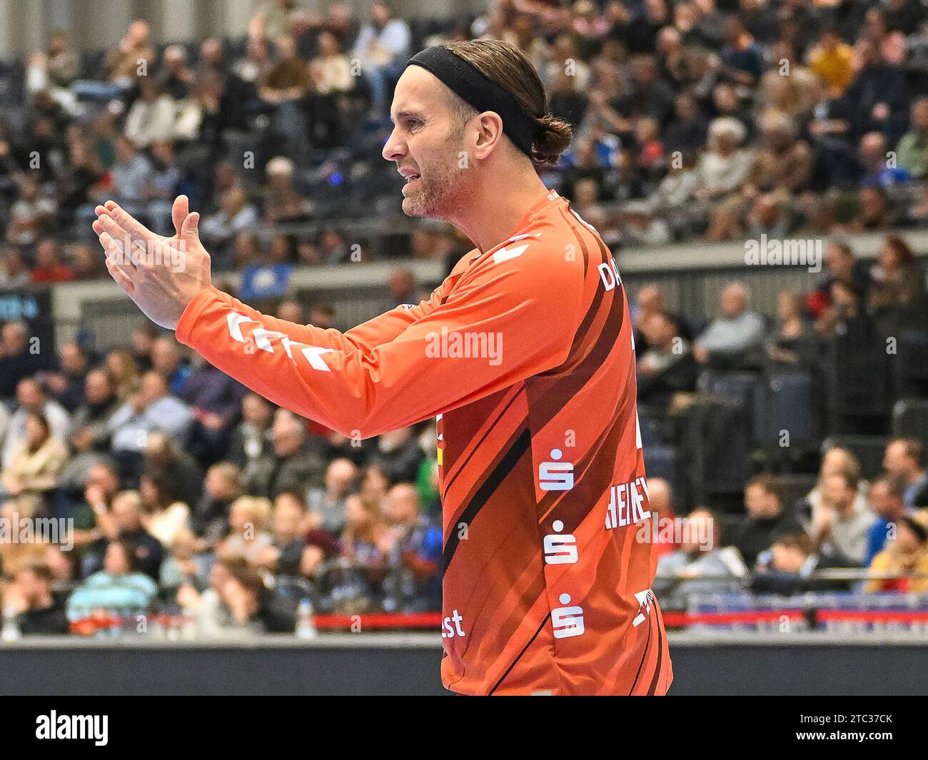 Auch Silvio Heinevetter (TVB Stuttgart, n. 12) ist nicht zufrieden mit der Abwehrarbeit. Bergischer HC vs. TVB Stoccarda, Handball, LIQUI Moly HBL, 16. Spieltag, Saison 2023/2024, 10.12.2023 foto: Eibner-Pressefoto/Thomas Haesler Foto Stock